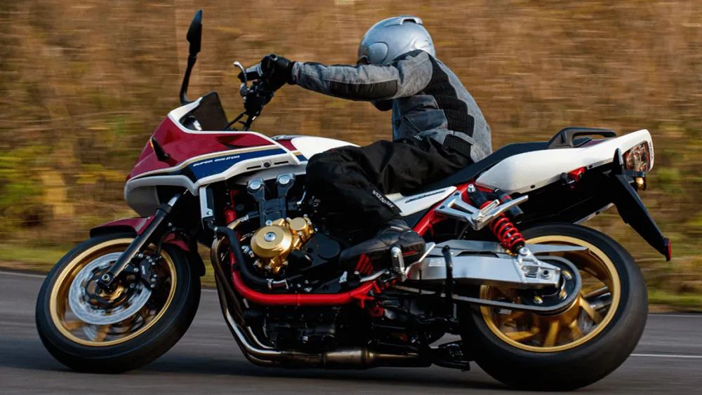 web-cb1300-curva.jpg