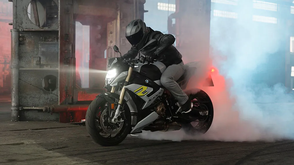 WEB-P90407545_lowRes_the-new-bmw-s-1000-r.jpg