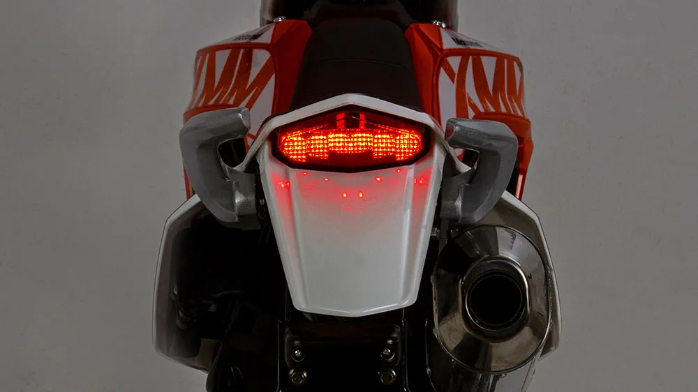 web-Motomel-XMM250-luz-trasera.jpg