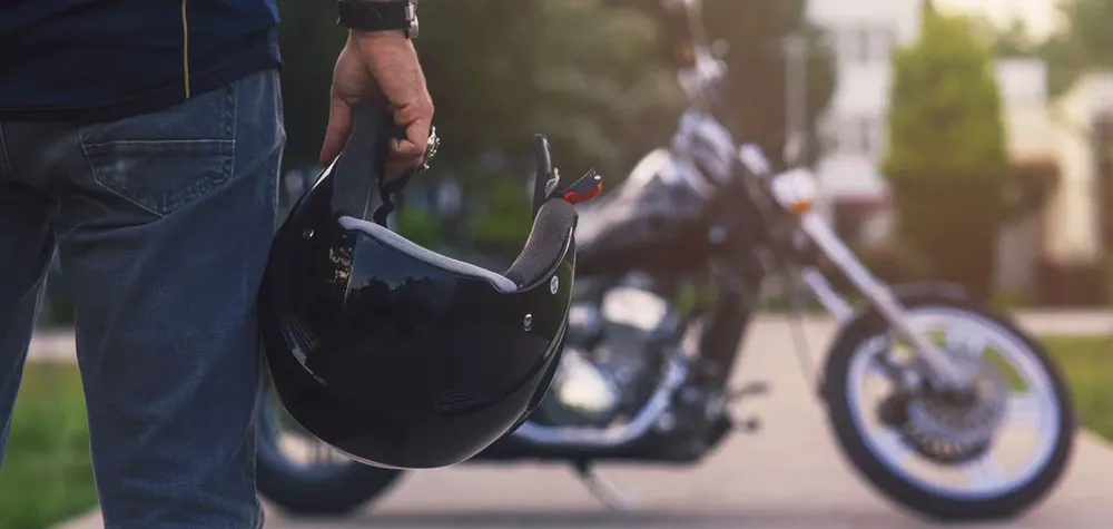 hombre-casco-yendo-moto.jpg