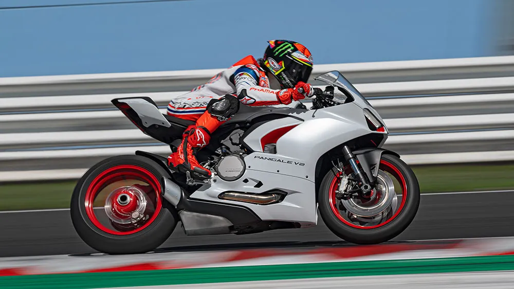 WEB-DUCATI_PANIGALE_V2_AMBIENCE-_21__UC174106_Mid.jpg
