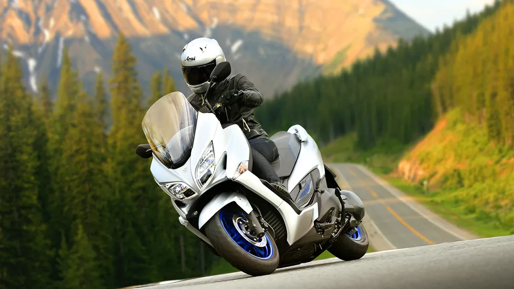 WEB-burgman-400-2021-curva.jpg