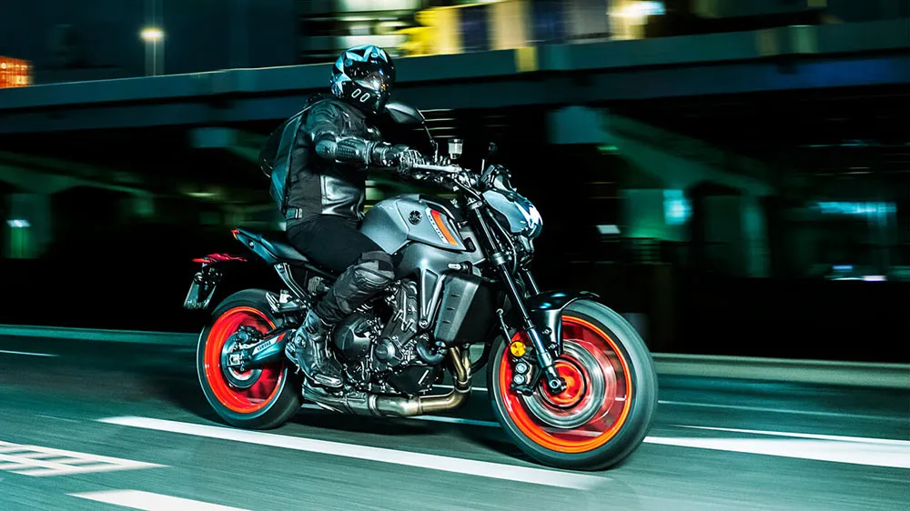 web-2021-Yamaha-MT09-EU-Storm_Fluo-Action-006-03.jpg