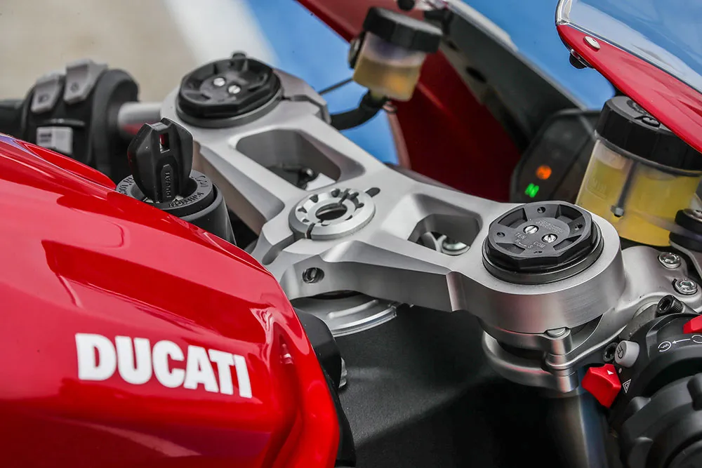 web-DUCATI-PANIGALE-V2_87_UC104752_Mid.jpg