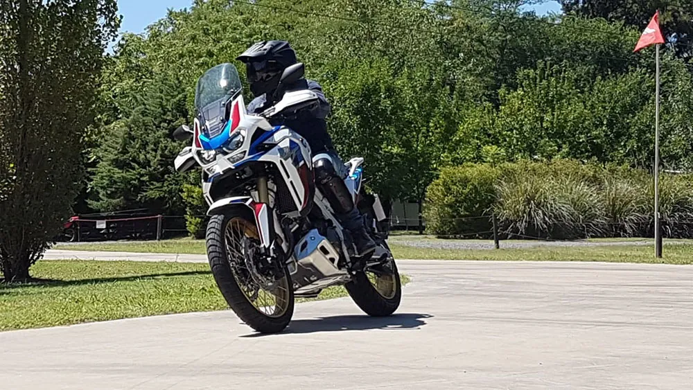 Recomendaciones para viajar seguro en moto este verano