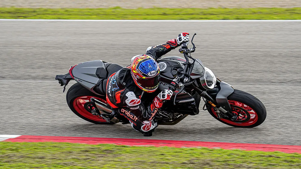 web-DUCATI_MONSTER_PLUS_AMBIENCE-_38.jpg