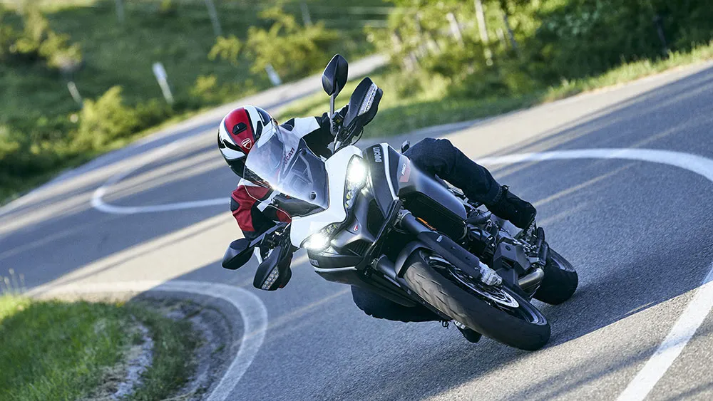 web-DUCATI_MULTISTRADA950S_GPWHITE_AMBIENCE-_22__UC176529_Mid.jpg