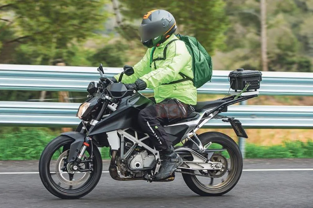Fotos espía de las nuevas KTM 125 y 390 Duke 2022