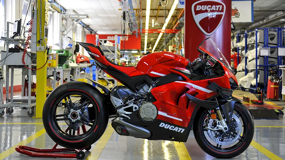 WEB-02_DUCATI_SUPERLEGGERAV4_001_UC169969_Mid.jpg