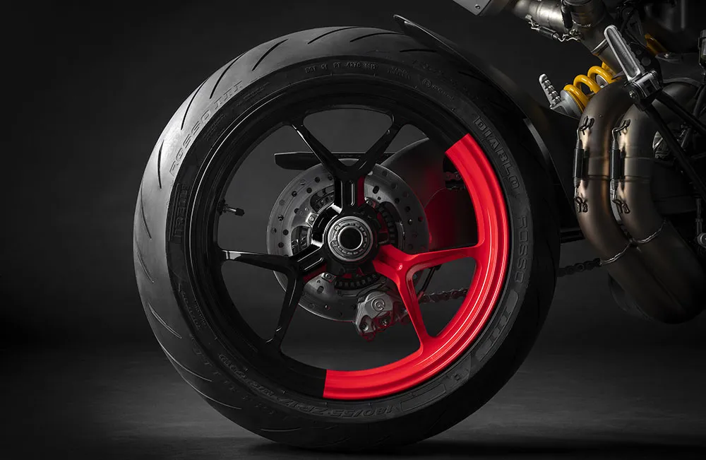 WEB-12_DUCATI_HYPERMOTARD_950_RVE_UC169738_Mid.jpg