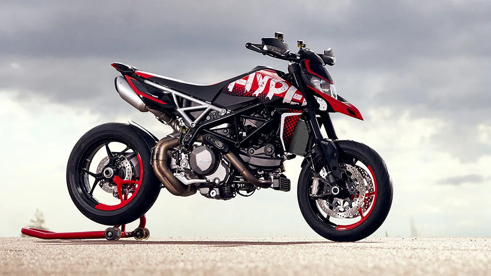 WEB-DUCATI-HYPERMOTARD-950-RVE_AMBIENCE_01_UC169745_Mid.jpg