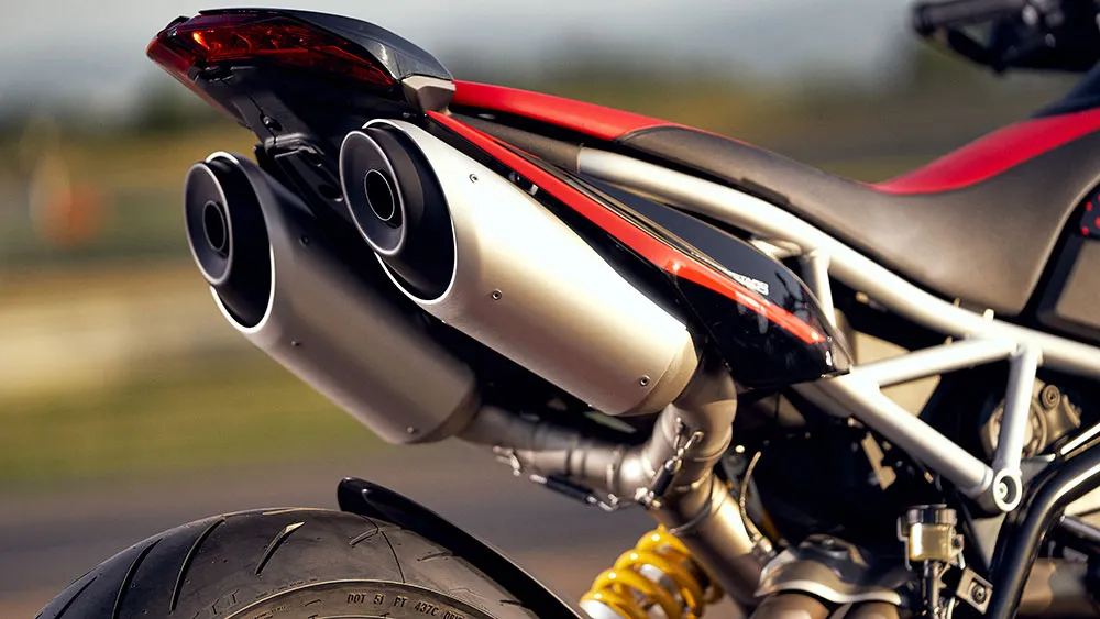 WEB-DUCATI-HYPERMOTARD-950-RVE_AMBIENCE_07_UC169748_Mid.jpg