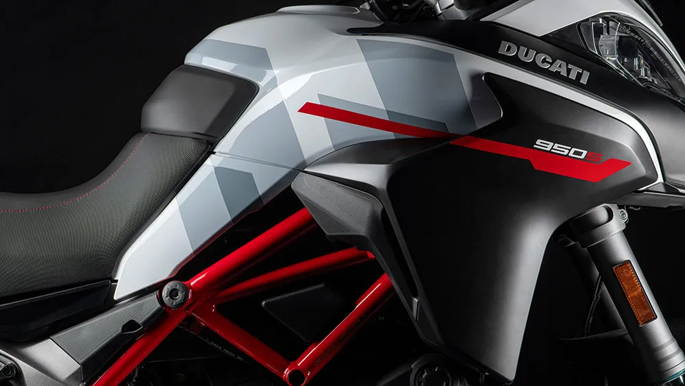 web-DUCATI_MULTISRADA950S_GPWHITE_STUDIO-_13__UC176580_Mid.jpg