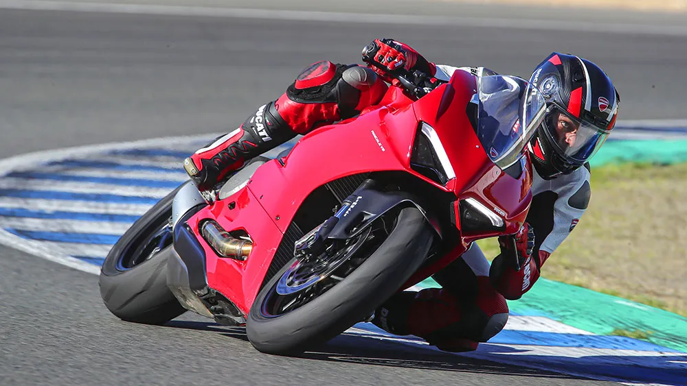 web-DUCATI-PANIGALE-V2_ACTION_19_UC104767_Mid.jpg