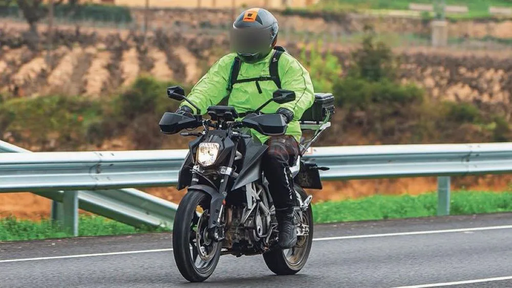Fotos espía de las nuevas KTM 125 y 390 Duke 2022